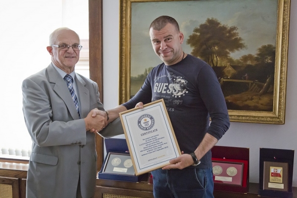 Guinness obok canoe w Centrum Konserwacji Wraków Statków w Tczewie